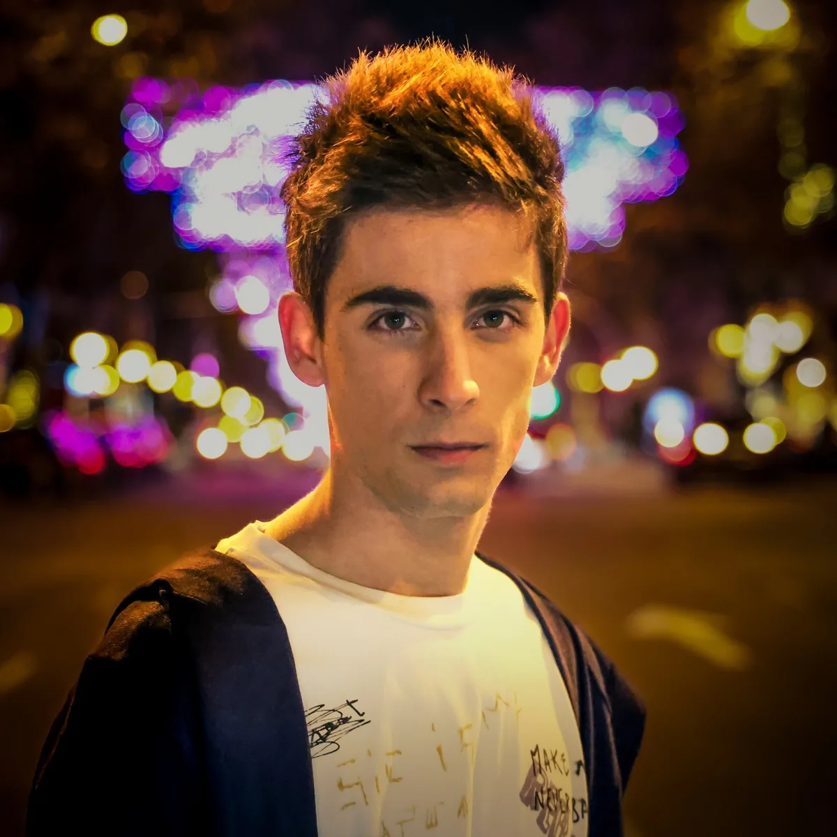 Retrato de Daniel Haro entre luces cálidas y violetas