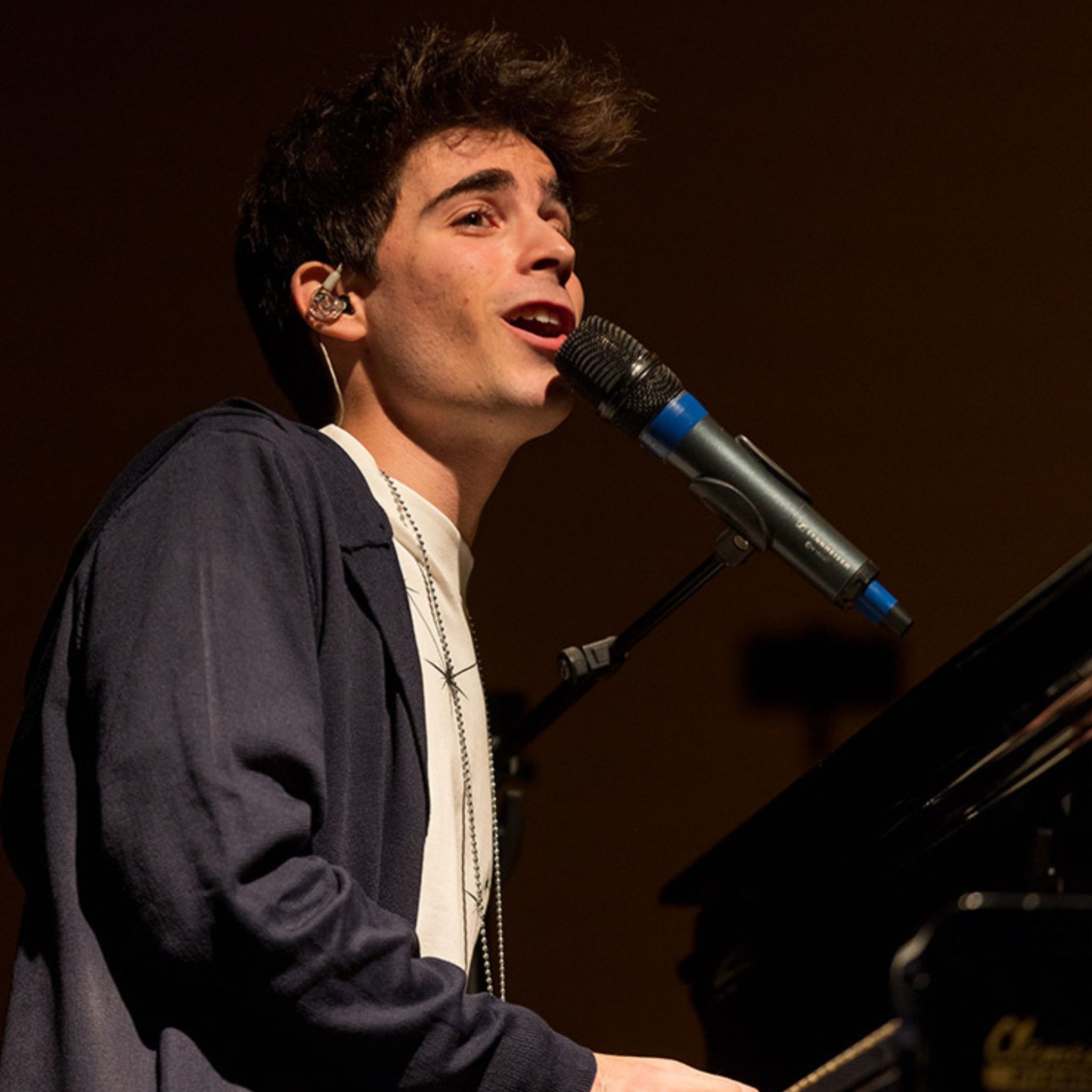 Daniel Haro cantando y tocando el piano en directo